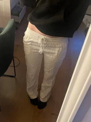 Linnebyxor - Säljer dessa jättefina linnebyxor. Jag köpte de begagnat och där stod det att de var från Roxy, men jag hittar ingen lapp i så vet inte säkert! Jag är ca 155cm som referens. Skriv bara vid fler frågor💞💞