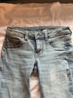 Ljusblå bootcut jeans - Små defekter på byxorna som jag tycker knappt syns 