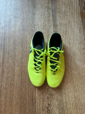 Gula adidas gympaskor - Säljer ett par gula gympadojor från adidas. Har andvänt dom ett fåtal gånger då dom inte passade. 