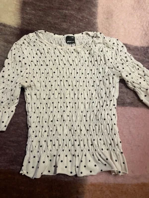 Prickig topp från Gina Tricot - Supersöt vit topp från Gina Tricot med svarta prickar.💕💕