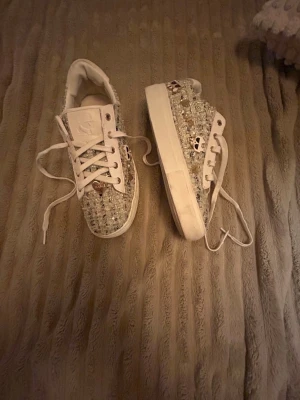 Karl lagerfeld skor💗 -  Dessert, ett par super fina skor riktigt sköna 💗 Jag säljer dem för att tjäna ihop pengar för att köpa min dröm valp så köp gärna🤭💗