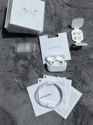 Apple AirPods Pro trådlösa hörlurar - Säljer ett par vita Apple AirPods Pro 2,  1:1