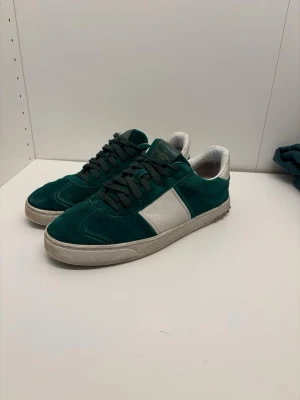 Valentino Flycrew  - Säljer ett par valentino flycrews | Alla nitar kvar dock är 3st påsatta efteråt | strl 42,5 |