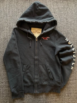 Hollister zip tröja  - Säljer en sällsynt Hollister hoodie. Skick 9/10 | eftertraktad modell |  St M | passar perfekt nu till våren | obs kan gå ner i pris vid snabb affär! Frakt samma dag ⚜️ 