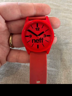 Neff Classic Red 43mm Herrklocka - Säljer en enkel men unik herrklocka från trendiga Neff i fint använt skick. Repor som inte stör finns och tecken på användning. Fungerar bra, originalarmband i gummi, ABS stärkt case, 5ATM vattentät osv. Behöver bara nytt batteri.  Nypris: 500 SEK Begagnat pris: 300 SEK Mitt pris: 289 SEK  Skickas alltid snabbt och spårbart (ofta samma dag) eller hämtas i Glumslöv.  Hör av dig vid frågor och se gärna mina andra annonser också!