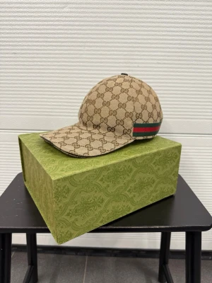 Gucci keps  - En keps från Gucci i bra fint skick! Storlek L cirka 59cm. Självklart äkta. Hör av er vid frågor! 