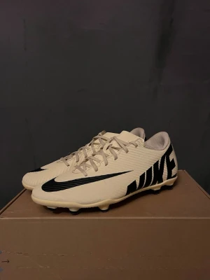 Zoom Mercurial Vapor 15 Elite Fg Mad Ready gul/svart - Säljer ett par Nike air Zoom Mercurial Vapor 15 Elite FG i färgen Mad Ready gul/svart. Knappast använda. Lätta och snabba fotbollsskor med Air Zoom teknologi som ger bra respons och acceleration. Perfekta för spelare som vill ha fart och bra bollkontroll😊⚽️                                       📦Frakt inom 2 dagar.                                           Hör av er vid frågor och funderingar😁