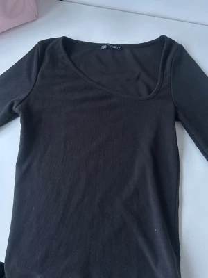 Zara topp - Säljer denna jättefina toppen från Zara, då den inte kommer till användning. Skriv om ni har några frågor eller önskar fler bilder💕