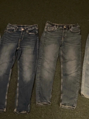 Fyra jeans för priset av ett par - FRÅN VÄNSTER: HM loose fit straight leg 164. HM relaxed 170. HM relaxed 164. LEVI’S loose taper st 14. Alla bra skick, syns minimal användning. Alla ingår i priset.