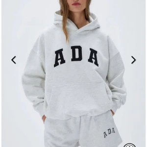 Adanola hoodie - Ljusgrå oversized hoodie från Adanola med svart ADA-tryck. Supersnygg och trendig hoodie som passar till vad som helst! Nästintill oanvänd därför priset är som det är! Ny pris ca 1.200kr