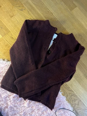 Kofta - Vinröd kofta, jättefin!