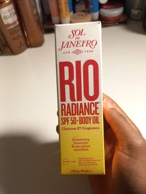 Sol de Janeiro Rio Radiance SPF 50 Body Oil - Sololja med SPF 50 och Cheirosa 87-doft som ger huden ett skimrande glow. Innehåller bredspektrum UVA/UVB-skydd och är dermatologiskt testad. Förpackningen är gul och röd, tillverkad av återvunnet material och är PETA-godkänd.