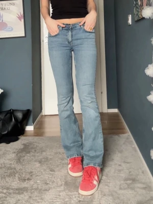 Ljusblå bootcut jeans - Snygga ljusblå jeans med flared/utsvängda ben och medel till låg midja som ger en riktigt snygg och trendig silhuett. Perfekta nu inför vår!  Lätta att matcha med allt från hoodie och sneakers till en snygg topp och boots. En garderob musthave! Ett par jeans som direkt lyfter outfiten. 👖 Ljusblå tvätt ✨ Medel/låg midja 🕺 Flared / utsvängda ben 📏 Innerbenslängd: 77 cm 👌 Mycket bra skick Säljs eftersom de tyvärr inte kommer till användning längre.