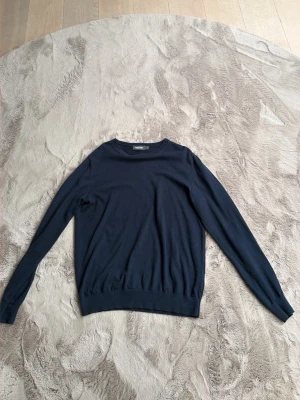 Mörkblå basic tröja - En enkel och stilren mörkblå tröja från dressman perfekt nu till våren 