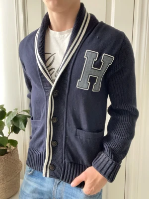 Tommy hilfiger denim cardigan  - Tommy hilfiger cardigan hur skön som helst. , Inga defekter! Modellen i bilderna är 180 cm 75 kg och bär Storlek L , Kom med frågor! 🌟 (Kan gå ned i pris vid köp av paket 😉)