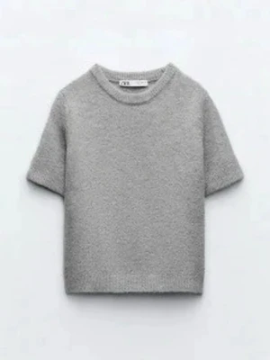 Grå croppad stickad topp Zara - Supermjuk grå stickad topp från Zara. Jättefin och perfekt till sommaren! Använd max 2 ggr och tror inte den går att köpa längre. 
