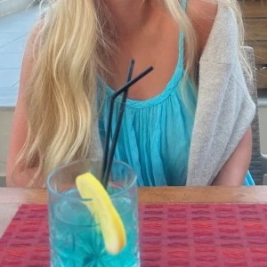 Ljusblå ärmlös sommarklänning - Säljer en ljusblå, ärmlös klänning med lös passform och tunna axelband. Klänningen har en rundad halsringning. Går ner lite nedanför knäna. Köpt utomlands men kommer aldrig till användning. Så fin färg! 💕