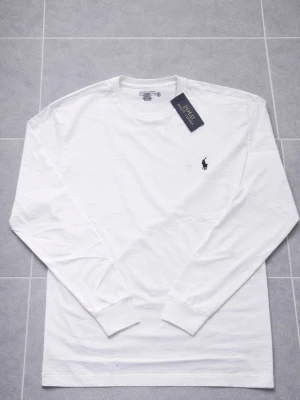 Ralph Lauren långärmad - Vit Ralph Lauren långärmad för män, storlek M. Väldigt bekväm och elegant tröja som passar till alla tillfällen. Hör av dig vid intresse/frågor. PRIS KAN DISKUTERAS