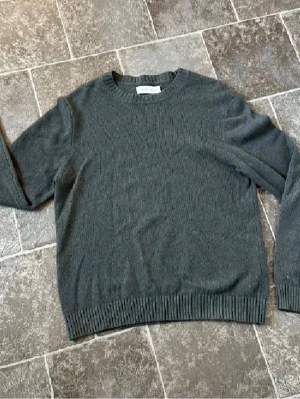 Samsoe samsoe olivgrön stickad tröja  - En riktigt snygg och skön samsoe samsoe stickad tröja i väldigt bra skick, nypris är 1500.