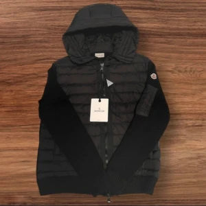 Intresseannons Moncler Cardigan - Jag säljer en Moncler-cardigan av modellen Tricot i storlek L. Den passar bättre för någon som vanligtvis bär storlek Medium då den är lite mindre i passformen. Jackan har använts men förekommer inga defekter. NFC scan och QR funkar. 