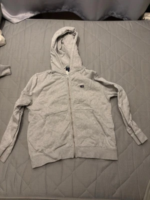 Zip hoodie  - Säljer en grå zip hoodie i färgen grå i helt okej skick lite skrynklig skriv om du har fler frågor  