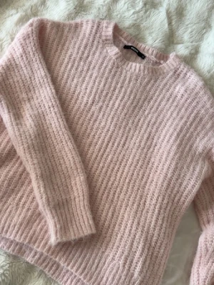 Ljusrosa stickad tröja BikBok - Säljer super fin stick tröja från Bikbok. Säljer då jag ej använder, använd ca 1 gång🥰pris kan diskuteras 
