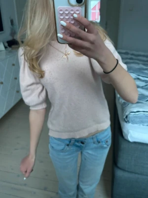 Ljusrosa stickad trekvarts tröja  - Supersöt ljusrosa stickad trekvarts tröja som inte säljs längre från Name it med gullig puffärm💖 gillar den supermycket men kommer tyvärr inte till användning längre. Perfekt nu till vår och sommar! Skönt material. 