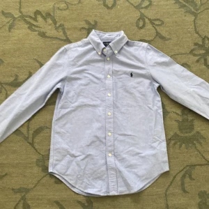 Ljusblå skjorta från Ralph Lauren - Klassisk ljusblå skjorta från Ralph Lauren. Nypris: 1700kr