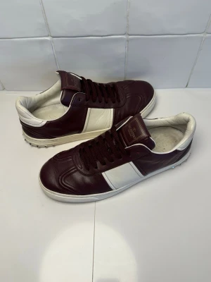 Valentino flycrew - Valentino flycrew skor. Storlek 39-40. Fint skick. Bara att höra av sig till oss vid minsta funderingar😁