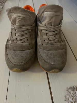 Philippe model skor - Tja. Säljer ett par gamla Philippe models. Ganska sletna i skicket. Sulan har släppt lite på båda skorna. Storlek 41, skriv om ni har fler frågor