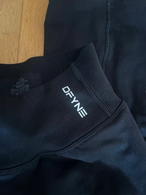 Vision flared tights DFYNE - Vision flared tights från Dfyne i färgen midnight black. I storlek S regular längd. Säljer då de tyvärr var för långa för mig. Helt nya endast testade.
