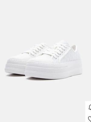 Vita sneakers från Armani Exchange - Snygga vita sneakers från Armani Exchange med diskret logomönster på sidan och tjock platåsula. Skorna har vita snören, metallöljetter och ovandel i textil med detaljer i syntet. Perfekta för dig som gillar stilrena och trendiga sneakers. Köpta för 1800kr men säljer de för 950kr, använda en enda gång och är i super bra skick i storlek 38!