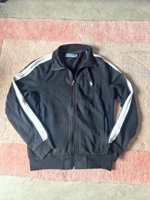 Polo tröja - Säljer denna snygga Polo Ralph lauren zip kofta i storlek S, koftan är i bra skick och har använts sparsamt. Pris kan diskuteras!! Tveka inte att skriva!!