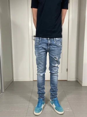 Replay Jeans  - Säljer nu dessa Replay Jeans med snygga Slitningar i populär Design, W30 L30, skriv för fler bilder/frågor🙌🏼