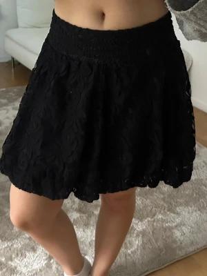 Svart spetskjol - Säljer en svart kortkjol i storlek 34 från H&M. Säljer den eftersom den är lite för lång för mig. Är 153 för referens🥰säljer den för 150kr