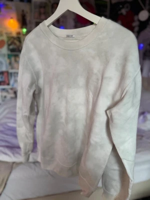 Vit&Ljusgrön tjocktröja - En oversized vit och ljusgrön sweatshirt från Gina Tricot med rund krage.