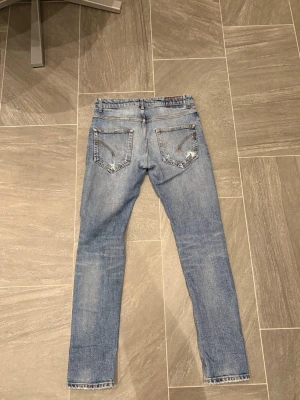 Dondup jeans - Redigt slitna Dondup jeans i modellen Conway, slim fit. Dom e rätt trasiga på framsidan men är man duktig med nål o tråd borde det inte vara några problem.