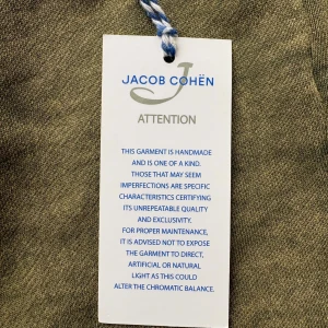 Olivgrön sweatshirt från Jacob Cohën - Cool olivgrön sweatshirt från Jacob Cohën med logga framtill. Tröjan har rund hals, ribbade muddar vid ärmslut och nederkant samt en relaxed passform. Perfekt för dig som gillar stilrena och bekväma plagg.