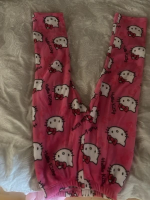 Hello Kitty rosa mjukisbyxor - Supermysiga rosa mjukisbyxor med Hello Kitty-motiv. Från Shein storlek S. nya de passade inte mig drf säljer jag!
