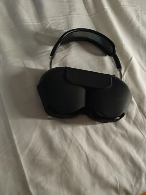 Svarta Apple AirPods Max hörlurar - Säljer mina AirPods Max då de tyvärr inte kommer till användning så mycket som jag hoppades. De är i absolut toppskick och fungerar felfritt. Säljer dom också för dom var inte riktigt min grej och vill bara bli av med dem.
