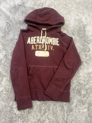 Abercrombie & Fitch hoodie - Säljer denna sällsynta och mycket eftertraktade Abercrombie & Fitch hoodie | Storlek M | Skick 9/10 | Vid eventuella frågor hör gärna av dig och erbjuder bra pris vid köp av bundle 😁✅