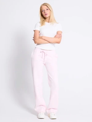 Ljusrosa mjukisbyxor med dragsko - Säljer ett par ljusrosa mjukisbyxor med raka ben och dragsko i midjan. Byxorna har fickor på sidorna och är gjorda i ett mjukt och bekvämt material, perfekt för en avslappnad stil.