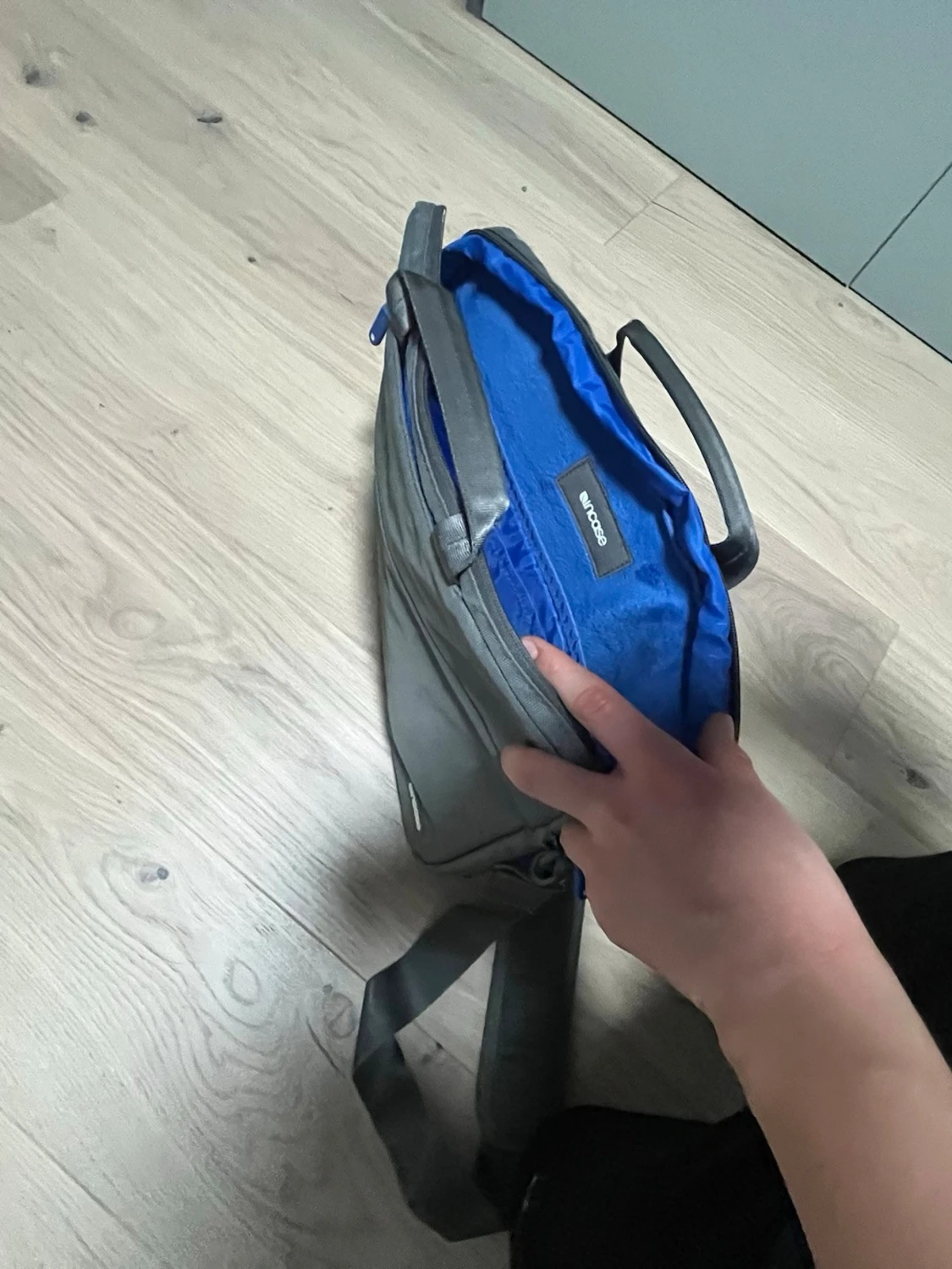 Mörkgrå datorväska med axelrem - 4