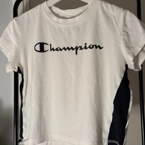 T-shirt (dam).  - Har vanligtvis S men denna sitter bra på mig trots för stor storlek. 