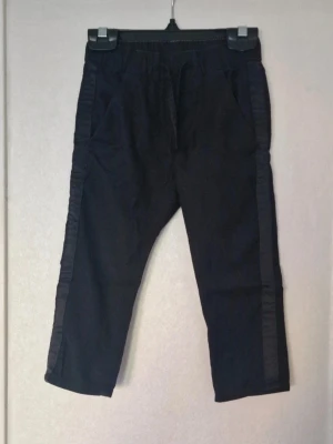 Svarta byxor - Byxor som är lite kostyminspirerade. Inga funna skavanker. Passar lika bra till skjorta som t-shirt eller stickat. Stl 98