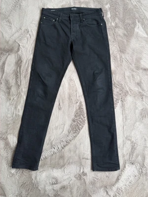 Svarta jeans från Jack@Jones - Säljer ett par svarta jeans från Jack@Jones i storlek 32/34 modell Glenn