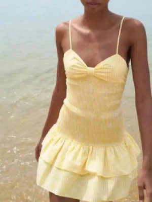 SÖKER!! Gul kort klänning med volang - SÖKER DENNA KLÄNNING I storlek xs