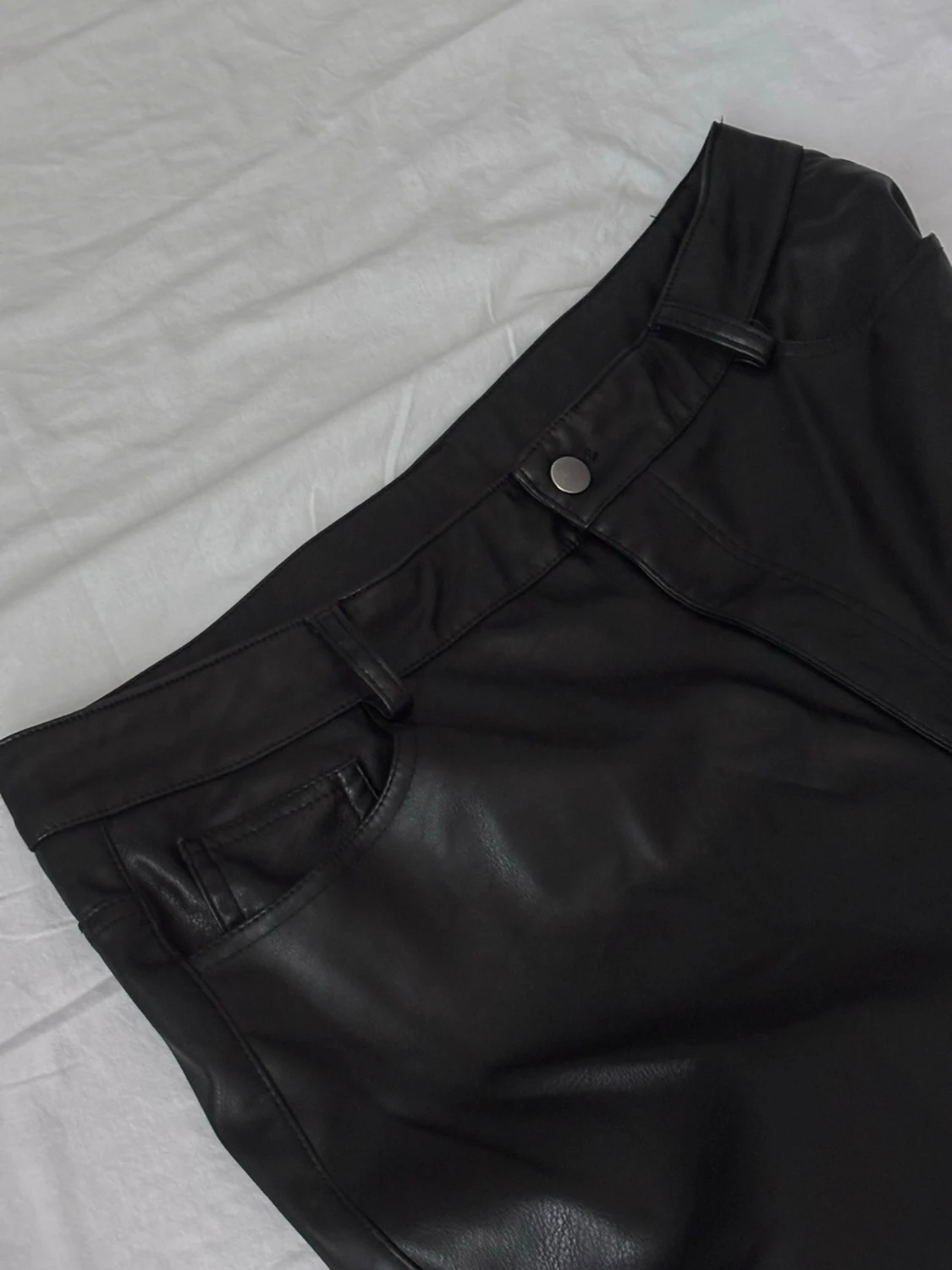 Svarta fuskskinnbyxor från H&M