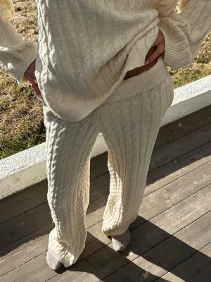 Stickade loungewear byxor - Mysiga stickade loungewear byxor i beige med kabelstickat mönster. Perfekt för chill dagar hemma eller när du vill vara extra bekväm.