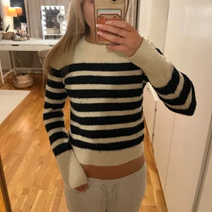 Randig stickad tröja - Jätte snygg randig tröja, inte mina bilder💕
